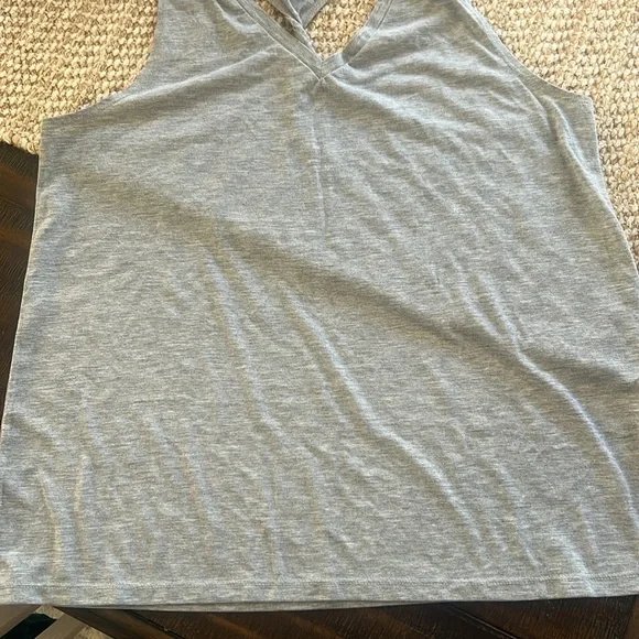 Old Navy active Tanks set of two - Picture 5 of 10